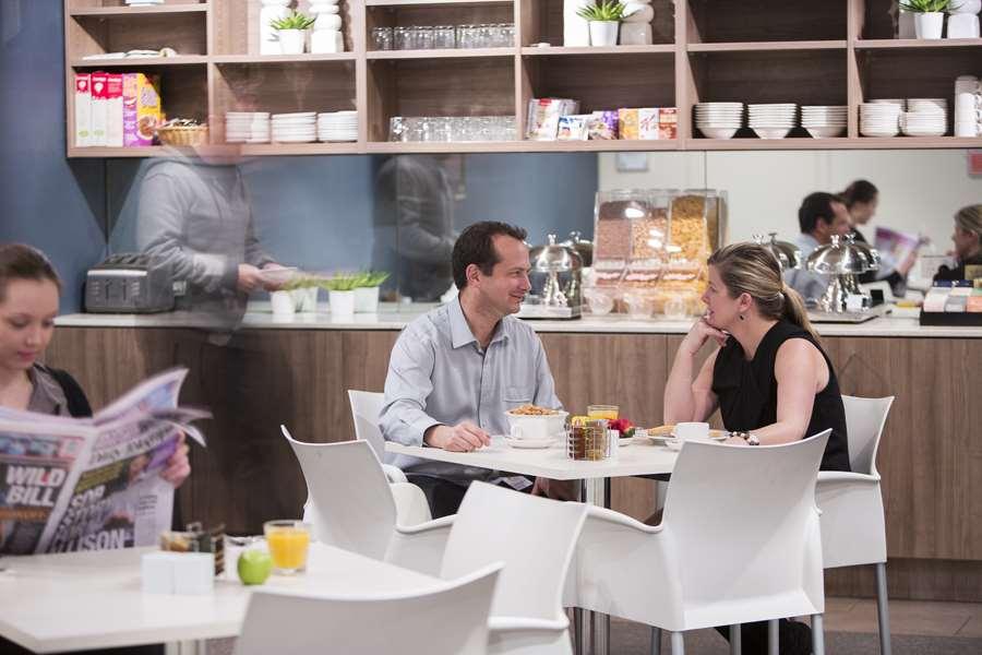 Canberra Parklands Central Apartment Hotel Official מסעדה תמונה